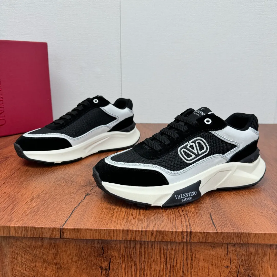[Valentino] Top P: 820💰 Size: 39-44 leather shoe size (can be customized 38.45 cannot be returned or exchanged) VALENTION/Valentino FREEDOTS series new spring and summer men's sports shoes Lightweight and breathable casual thick-soled men's shoes Classic contrasting splicing design Suede cowhide stitching nappa calfskin + breathable technical mesh material Hot glue brand pattern badge logo details Delicate calfskin feet Lightweight mesh lining, ultra-light TPU foam rubber outsole, sports version, thick-soled style design, easy and versatile, multiple colors available, able to meet various matching needs, complete package! Item number: HL6688 black and white